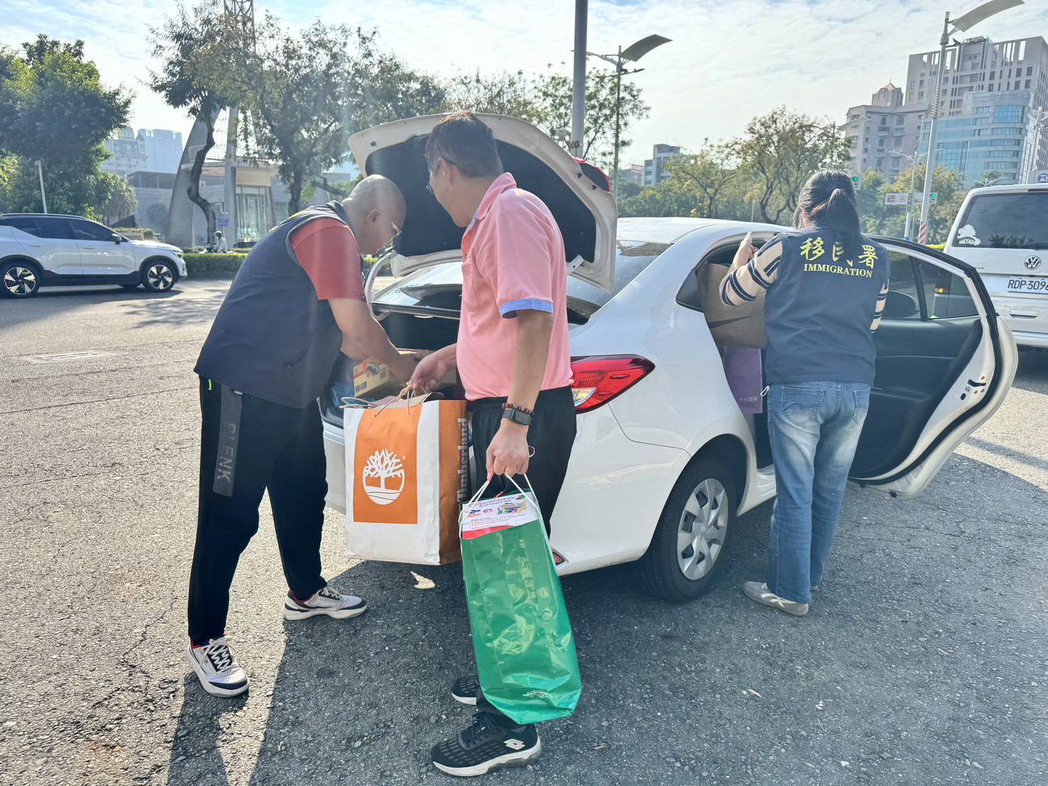 移民署為弱勢家庭送來溫暖 讓舊衣物更有溫度