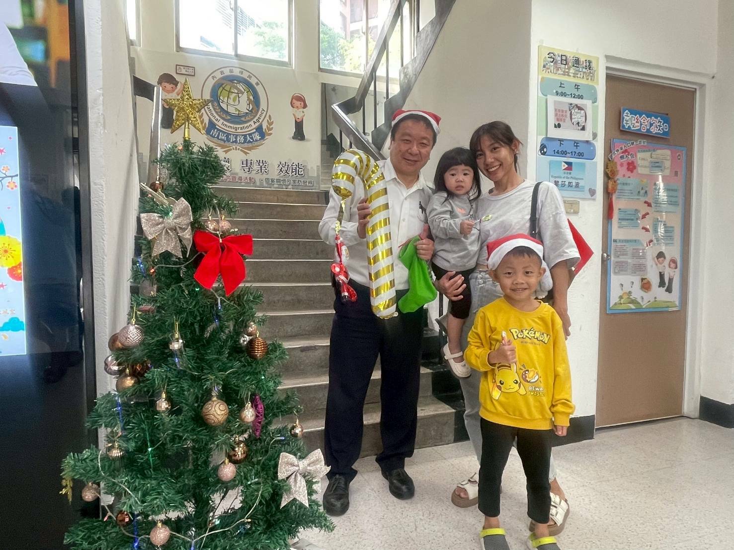 高雄移民署溫馨布置聖誕風 洽公民眾心暖開懷