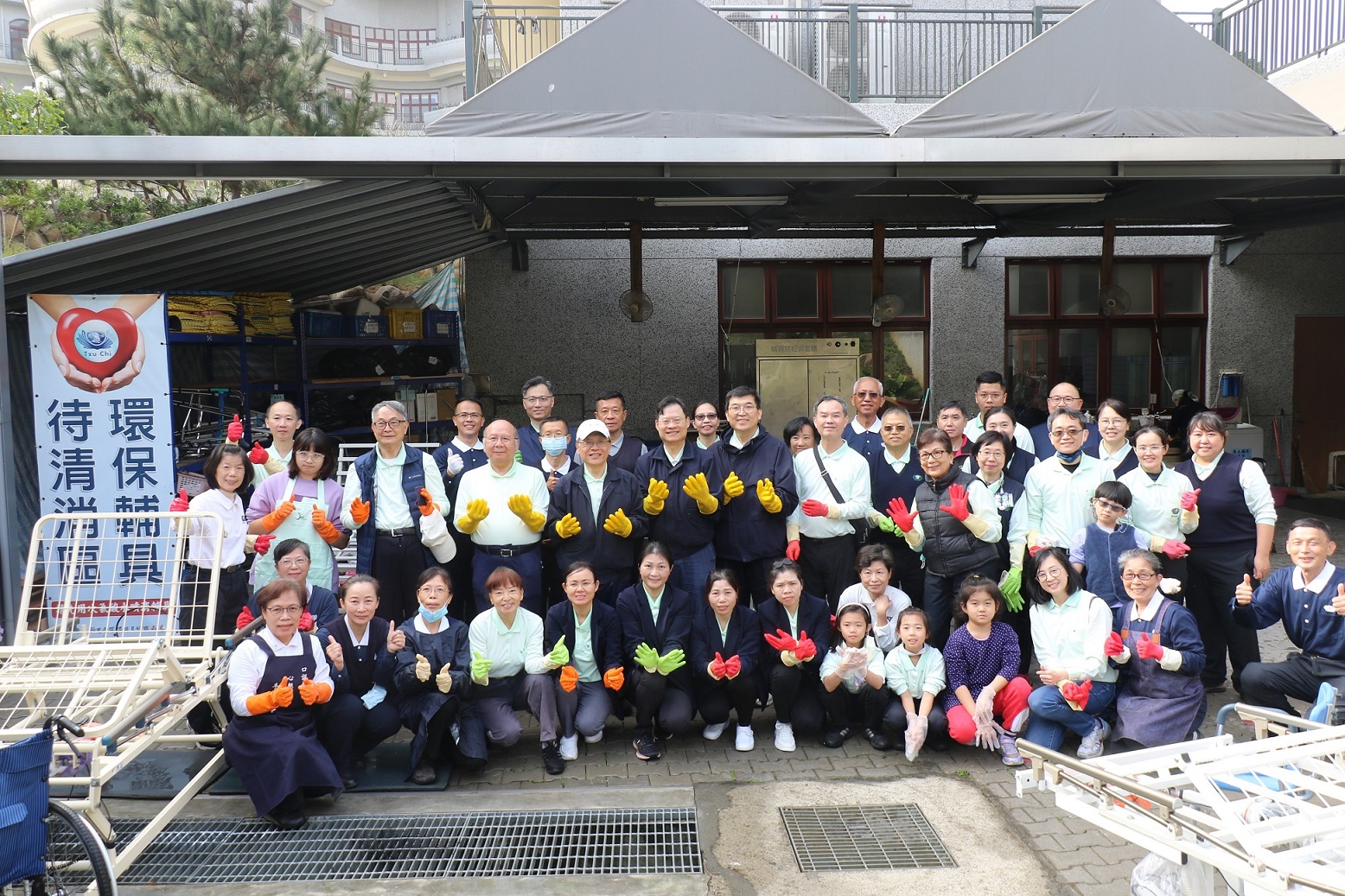 台中慈濟醫院團隊清消輔具 實踐「醫人醫病更醫心」