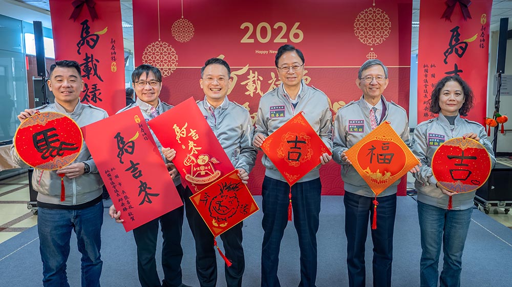 張善政玩諧音哏：明仔載愈好 「馬載祿厚、馬吉來」 春聯亮相