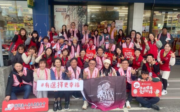 老五老基金會辦陪同購物行動 志工陪12位長輩採買年節物資