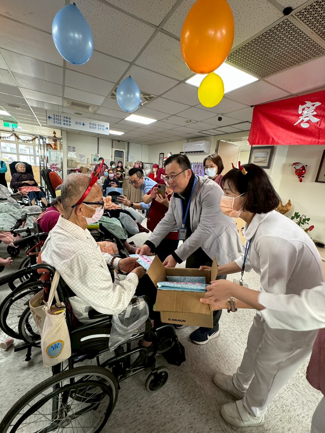 苗醫攜手福音堂教會關懷護理之家長者 寒冬送暖