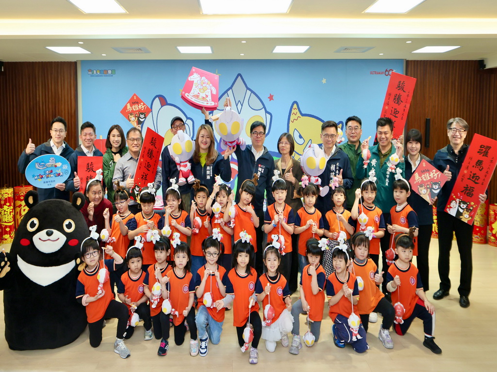 陳其邁開箱新春小物與超人力霸王提燈 2/27發放