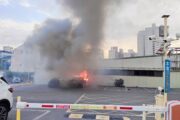 私人停車場車輛起火 波及鄰車無人傷亡