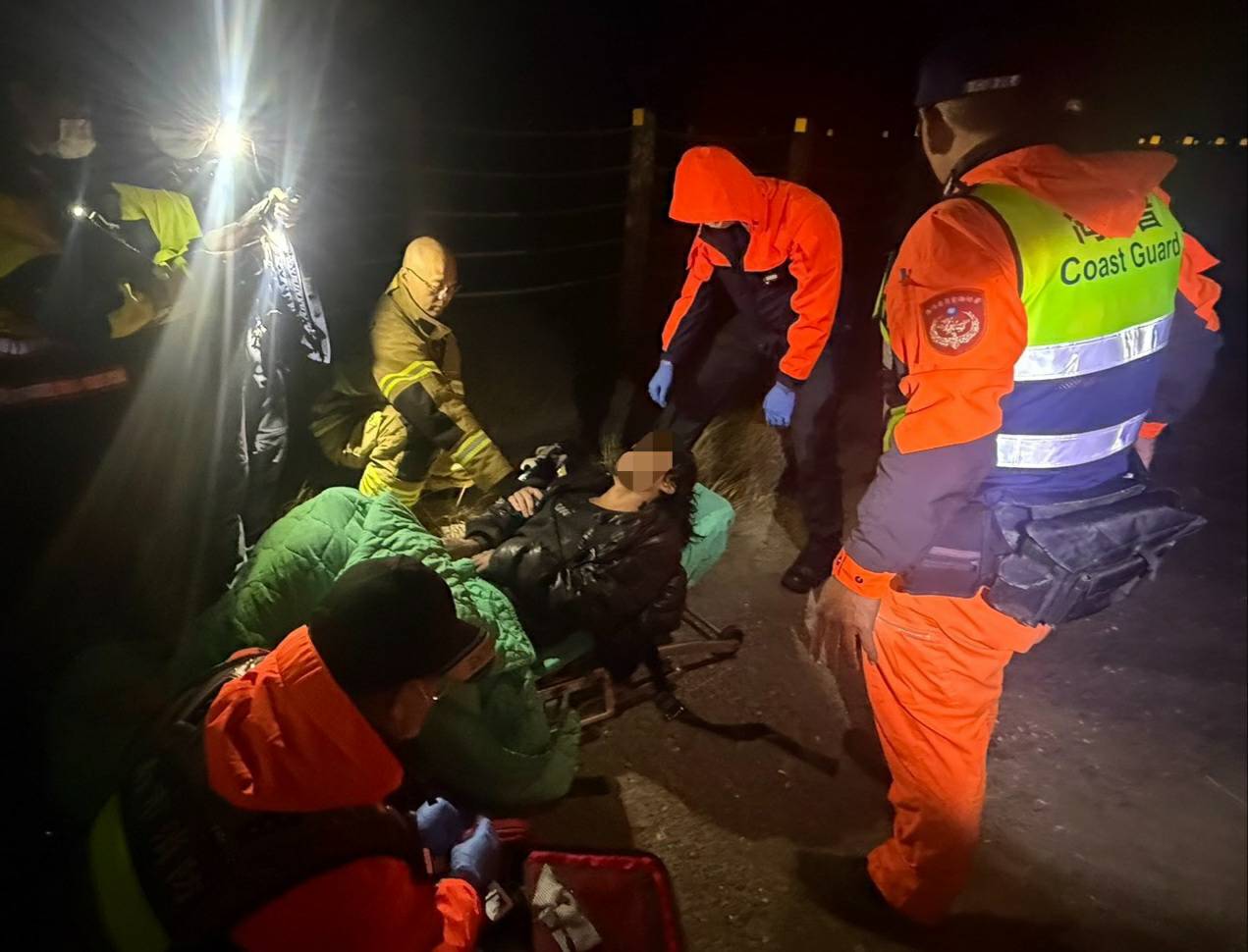 民眾溪畔浮沉 海巡緊急下水救援 成功將民眾救援上岸