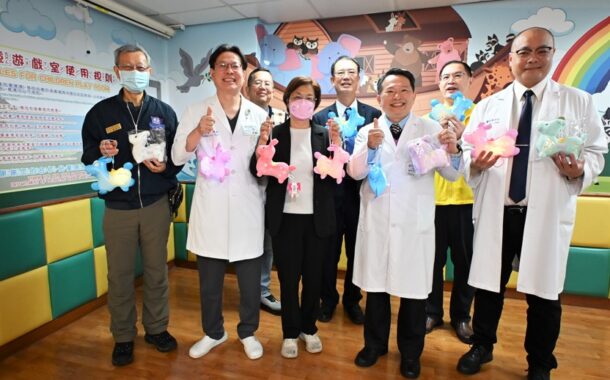 王惠美關懷住院病童 歡樂跳跳馬提燈陪伴過新年