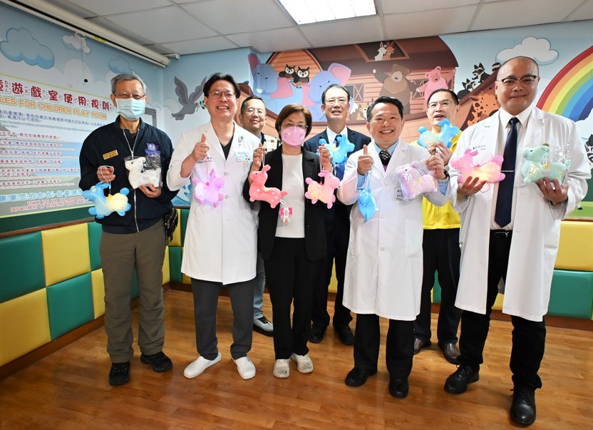 王惠美關懷住院病童 歡樂跳跳馬提燈陪伴過新年