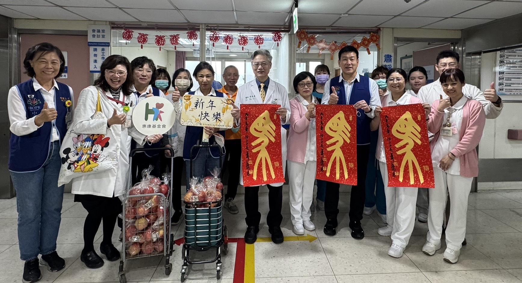 臺中榮總送暖守護病友 院長率隊走訪病房傳遞新春祝福