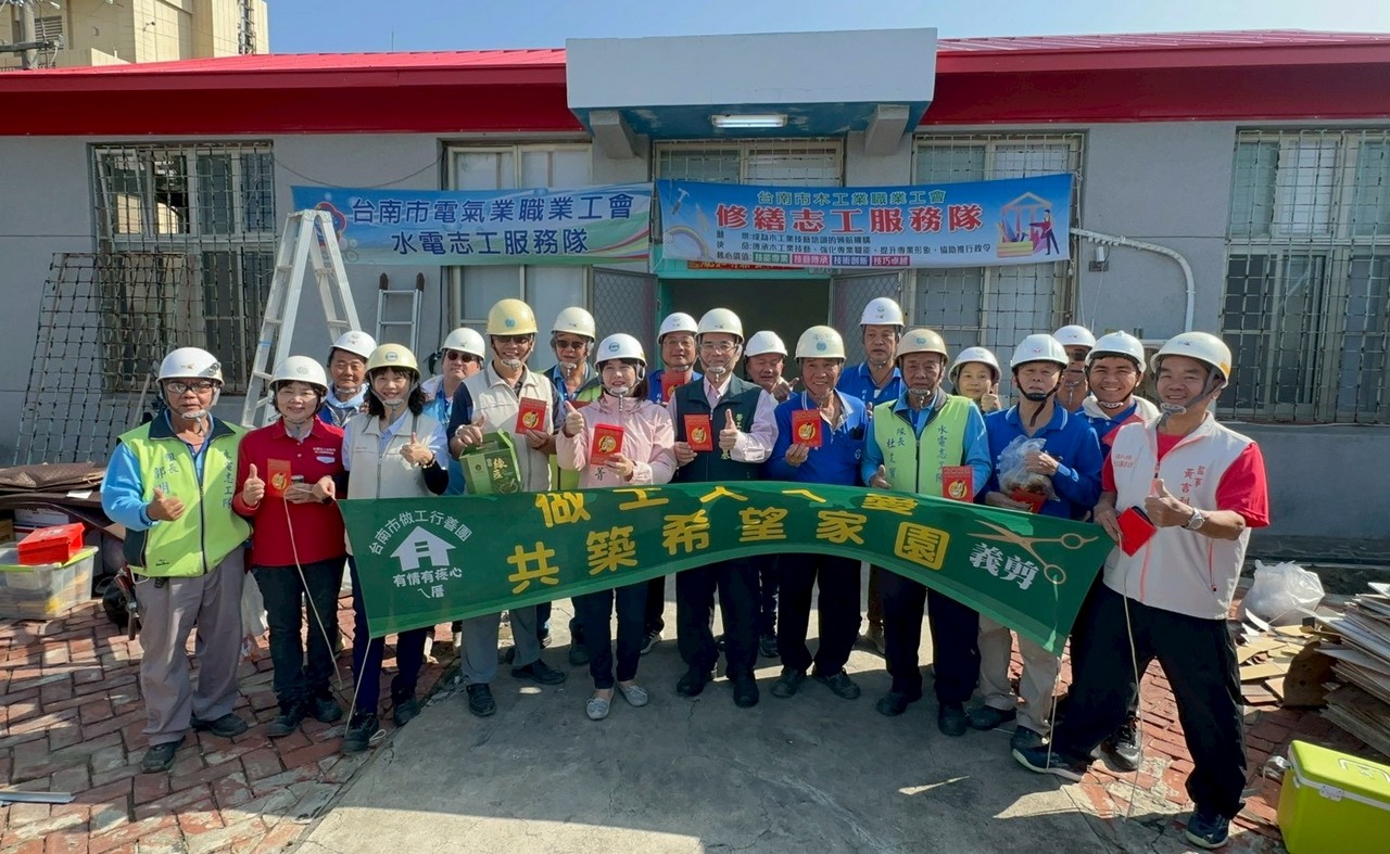 做工行善團婦女節前進北門修繕 市長夫人贈紅包慰問