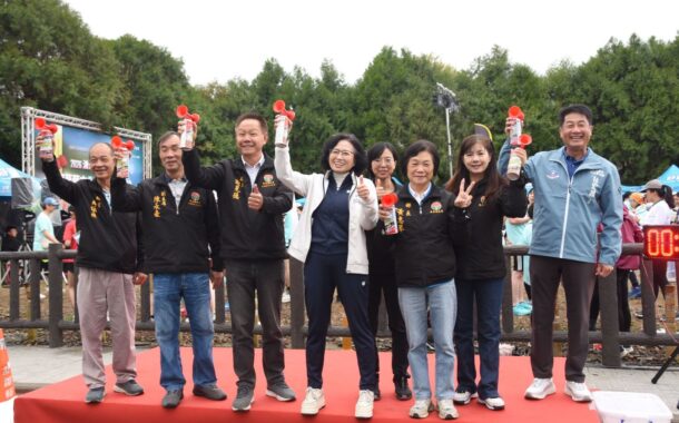 戀戀草莓嘉年華馬拉松開跑 邱俐俐鳴笛期許跑者馬力全開