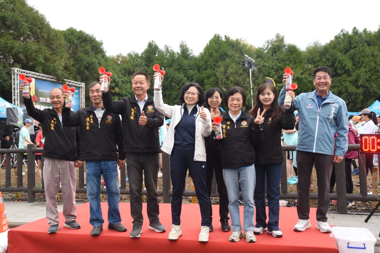 戀戀草莓嘉年華馬拉松開跑 邱俐俐鳴笛期許跑者馬力全開