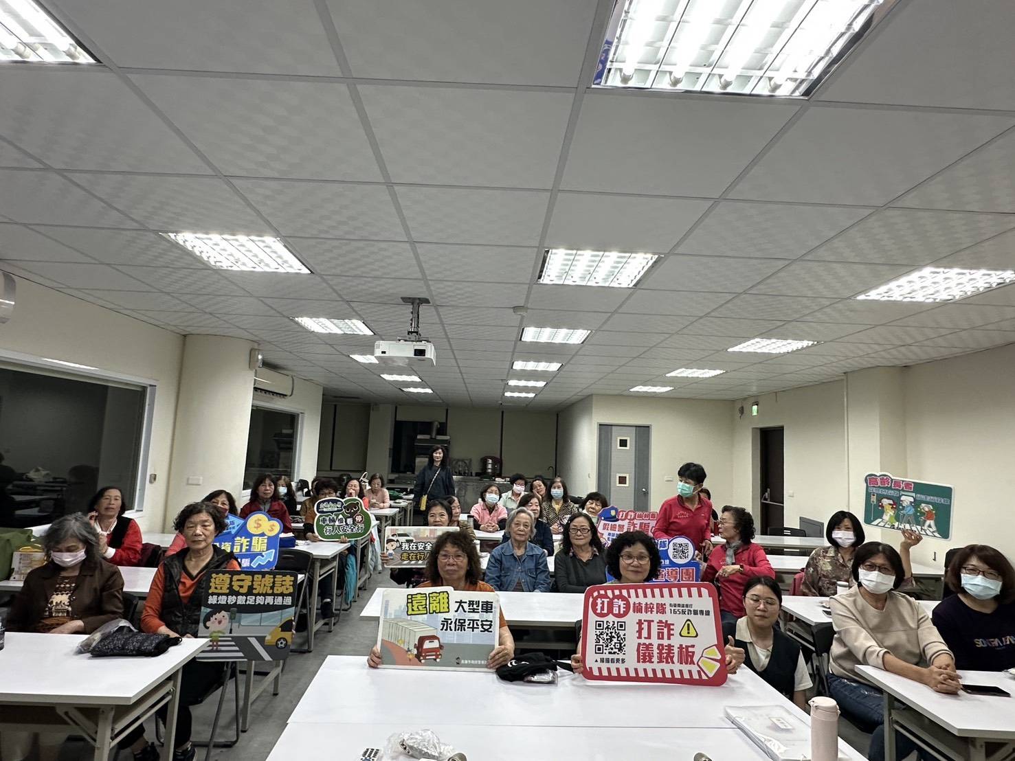 警深入農會家政班宣導　提升婦女反詐與交通安全意識