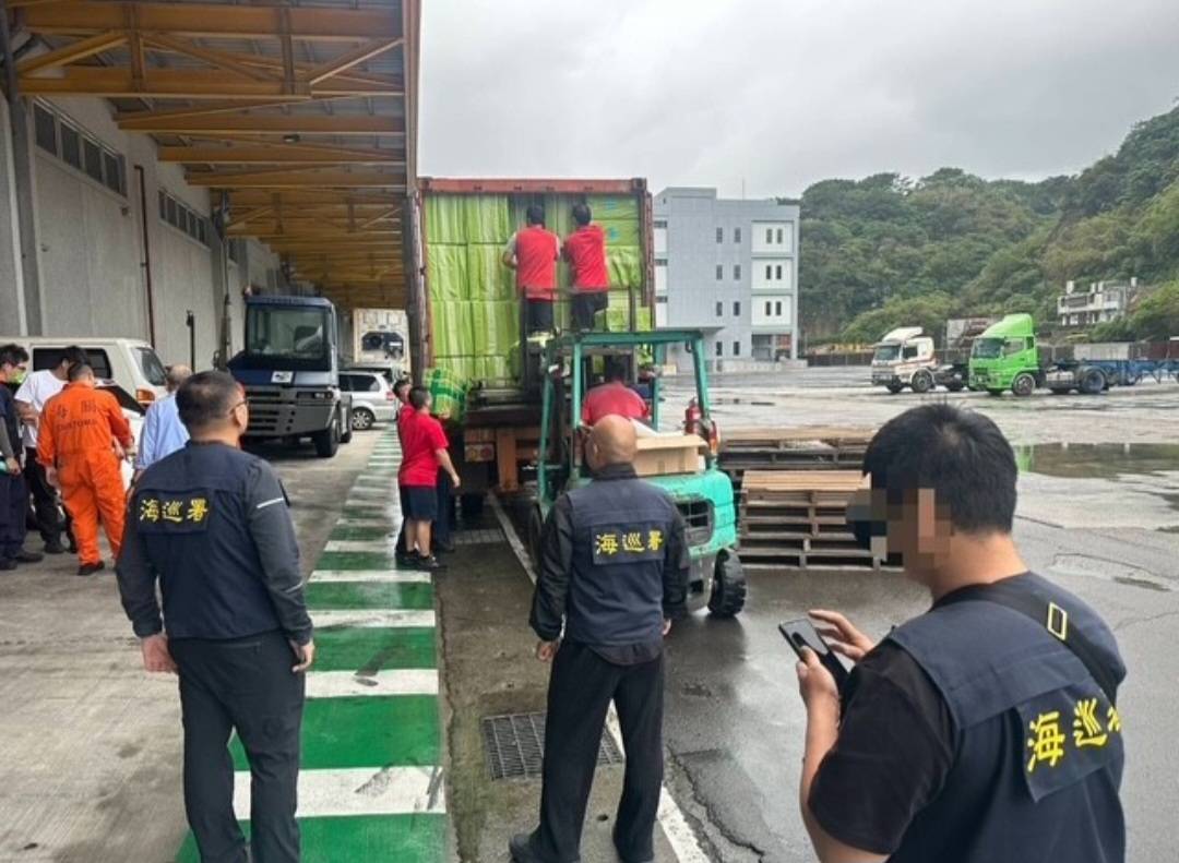 海巡海關聯手查獲近25萬包 文具物品貨櫃夾藏私菸闖關