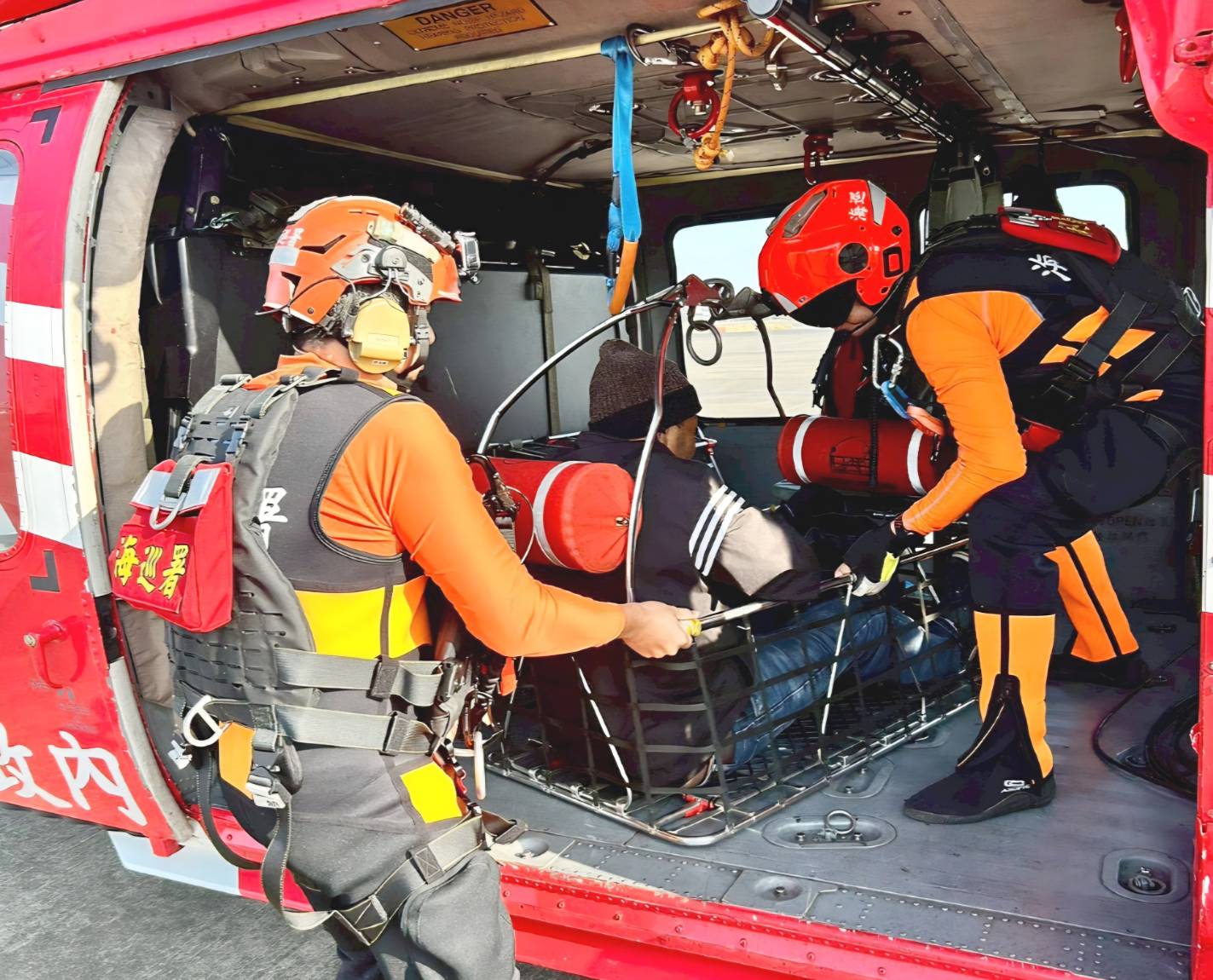 印度籍船員劇烈腹痛求援　海巡派黑鷹直升機成功吊掛送醫