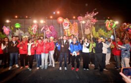 苗栗元宵𪹚龍之夜 龍陣被鞭炮瘋狂炮炸