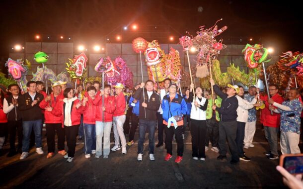 苗栗元宵𪹚龍之夜 龍陣被鞭炮瘋狂炮炸