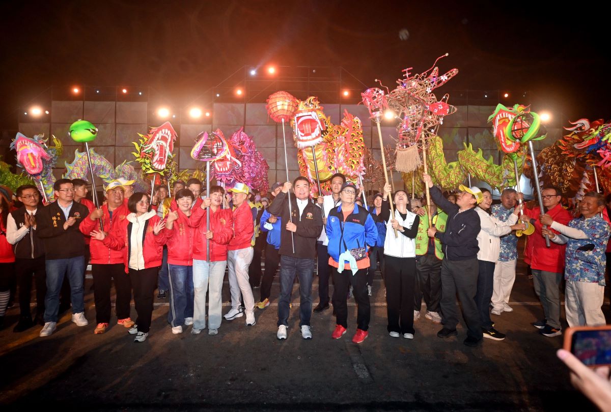 苗栗元宵𪹚龍之夜 龍陣被鞭炮瘋狂炮炸