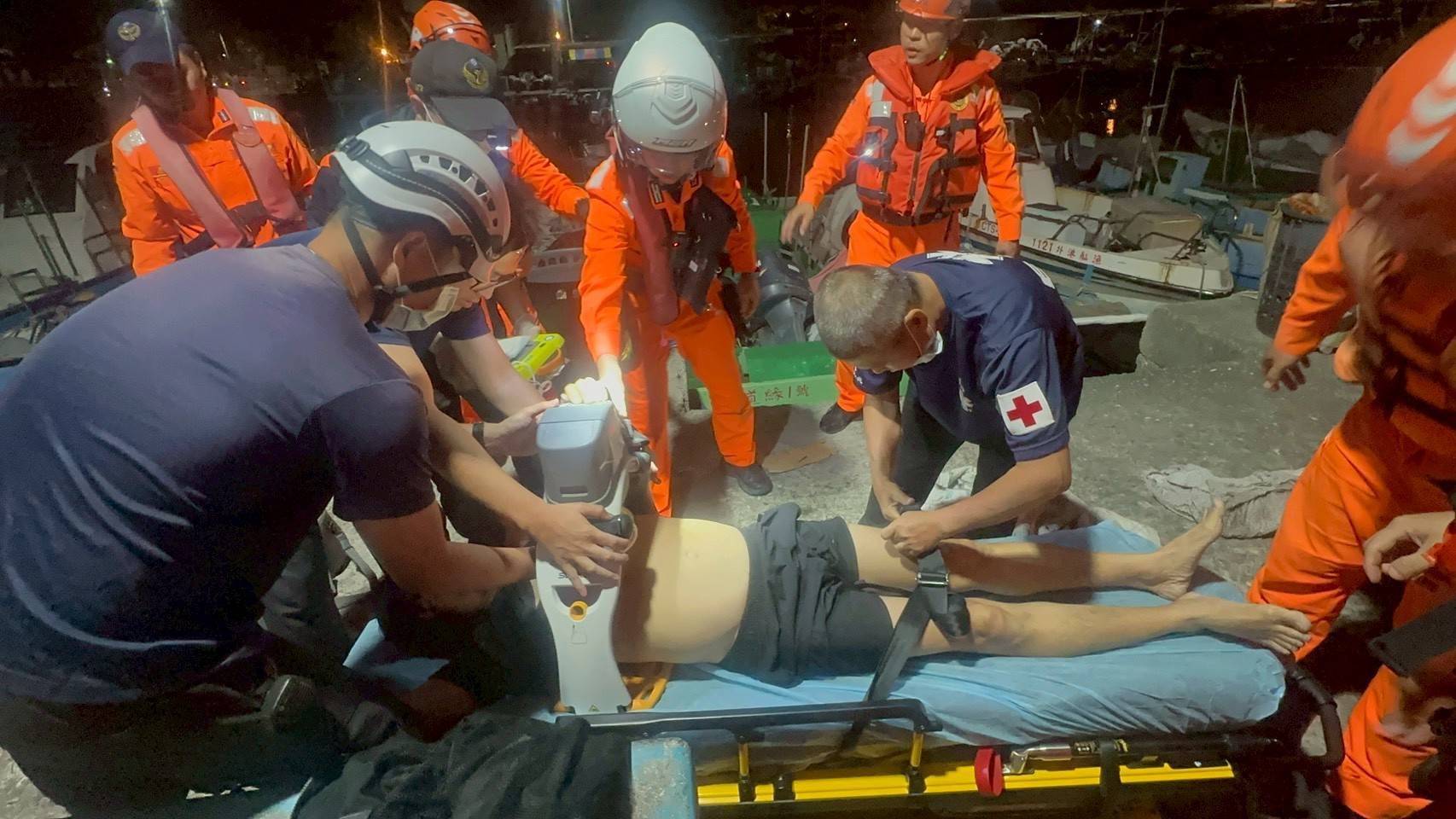 蚵子寮港舢舨民眾落水驚魂 海巡火速前往救援