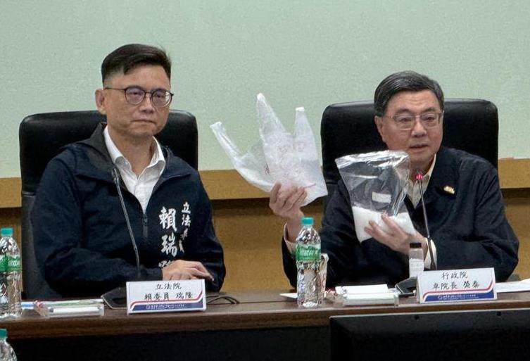 卓榮泰高雄視察：塑膠袋之亂有解 中油四輕提前復工 增產3.1億個