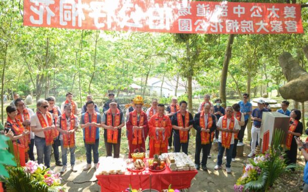 客家大院桐花季開鑼鐘東錦化身土地公邀請民眾來苗栗賞花旅行
