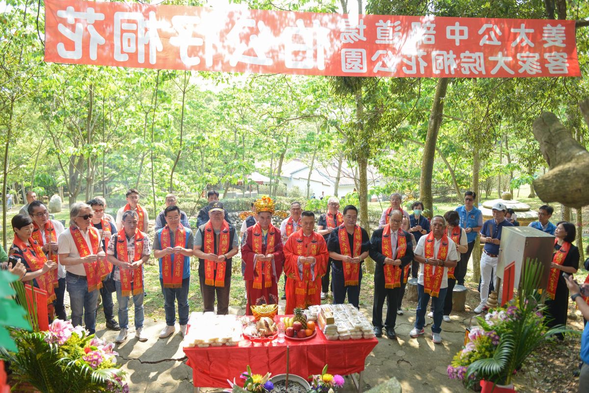 客家大院桐花季開鑼鐘東錦化身土地公邀請民眾來苗栗賞花旅行
