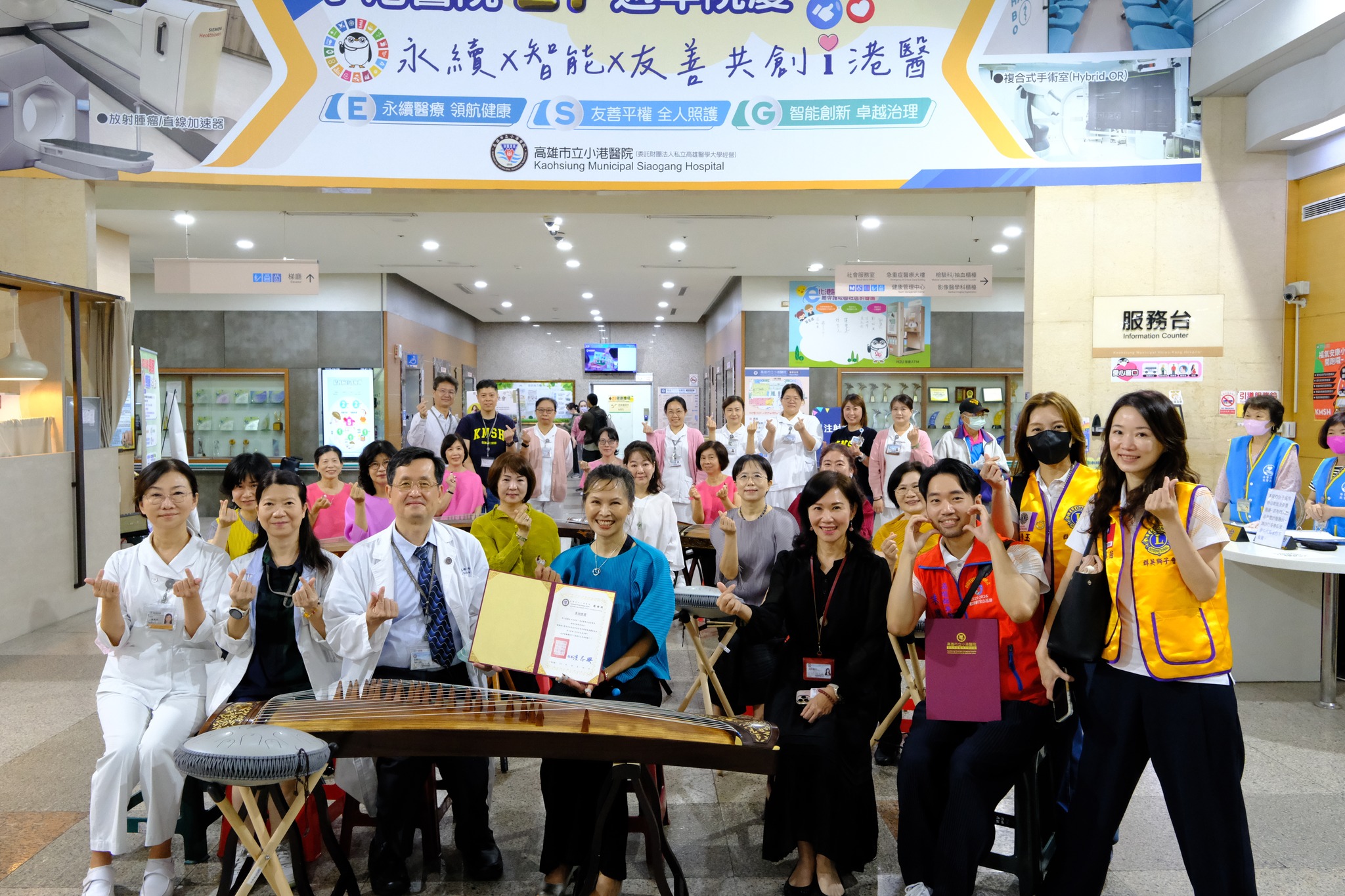 向醫護人員致敬 小港醫院與群英獅子會 華翎樂團辦快閃公益音樂會