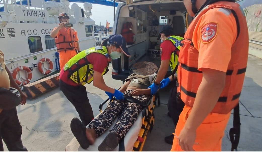 海巡即刻馳援　恆春海巡隊成功接駁外籍漁工緊急送醫