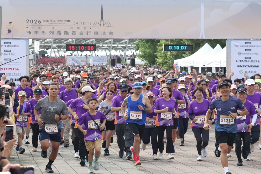 淡江大橋通車7千名跑者首發 收納世界指標建築與觀音山落日