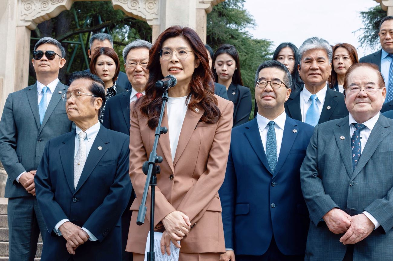 南京中山諒陵 鄭麗文哽咽：希望種下和平