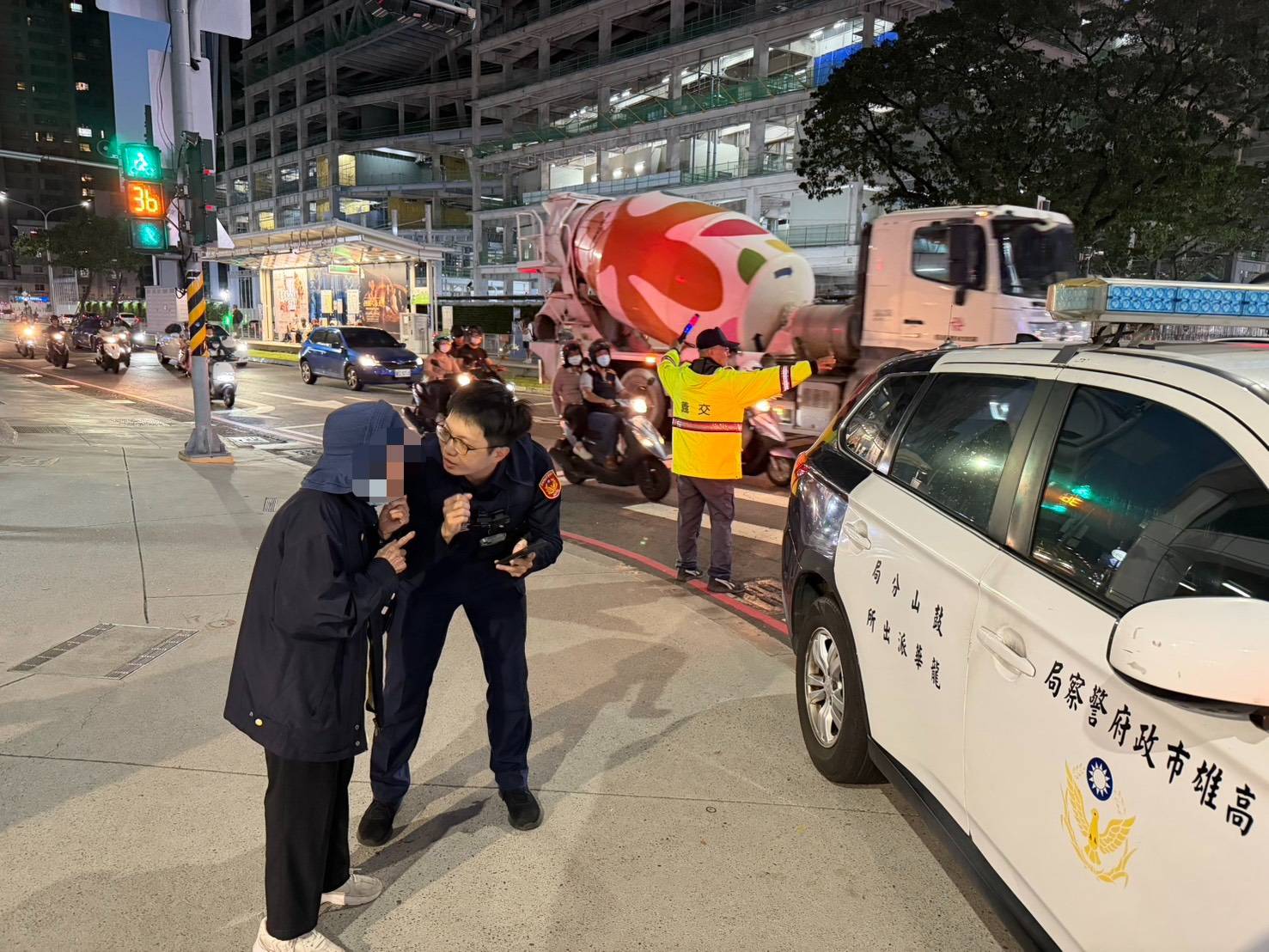 老婦街頭迷航四小時 熱心義交與鼓山暖警接力護送返家