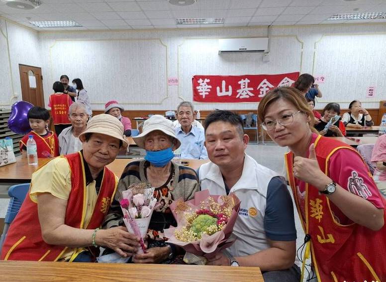 長年獨力照顧精神障礙兒 高雄91歲阿嬤首度母親節