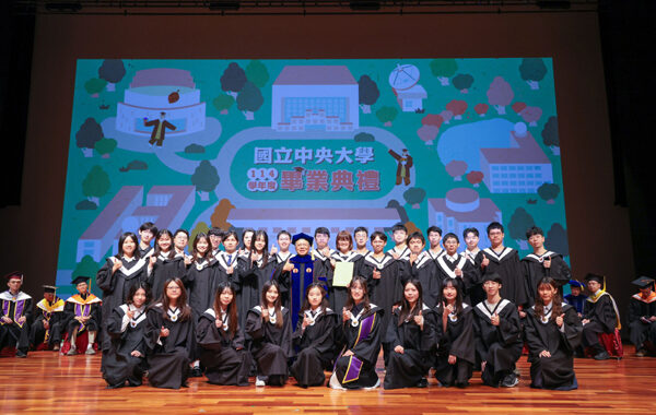 中央大學畢業典禮 校長勉勵學子以知識照亮社會