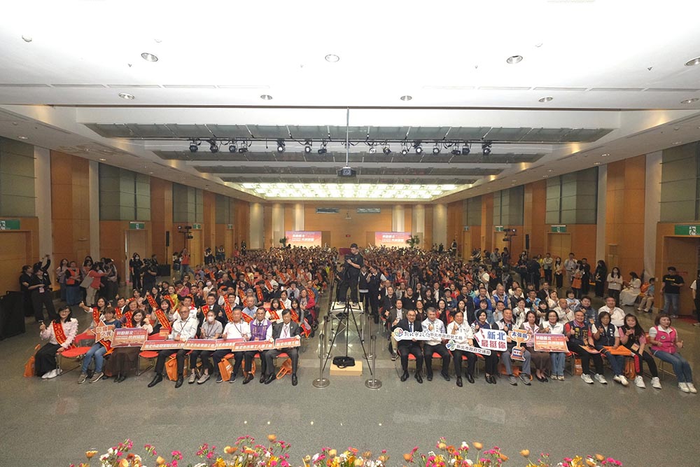 侯友宜表揚243位新北模範勞工與改良作業感謝工作