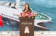 東港艦命名下水 管碧玲勉海巡:做國家的堅韌樹根!