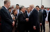 川普結束訪中行程搭機返美 中國外交部長王毅送機