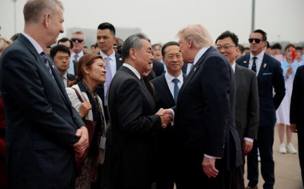 川普結束訪中行程搭機返美 中國外交部長王毅送機
