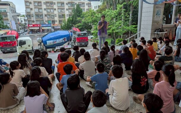 遠離「隱形殺手」楠梓警開大車入校園 大型車死角體驗震撼學童
