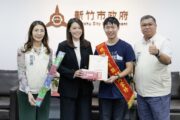 高虹安接見總統教育獎得主何睿修 及奮發向上獎張斈丞