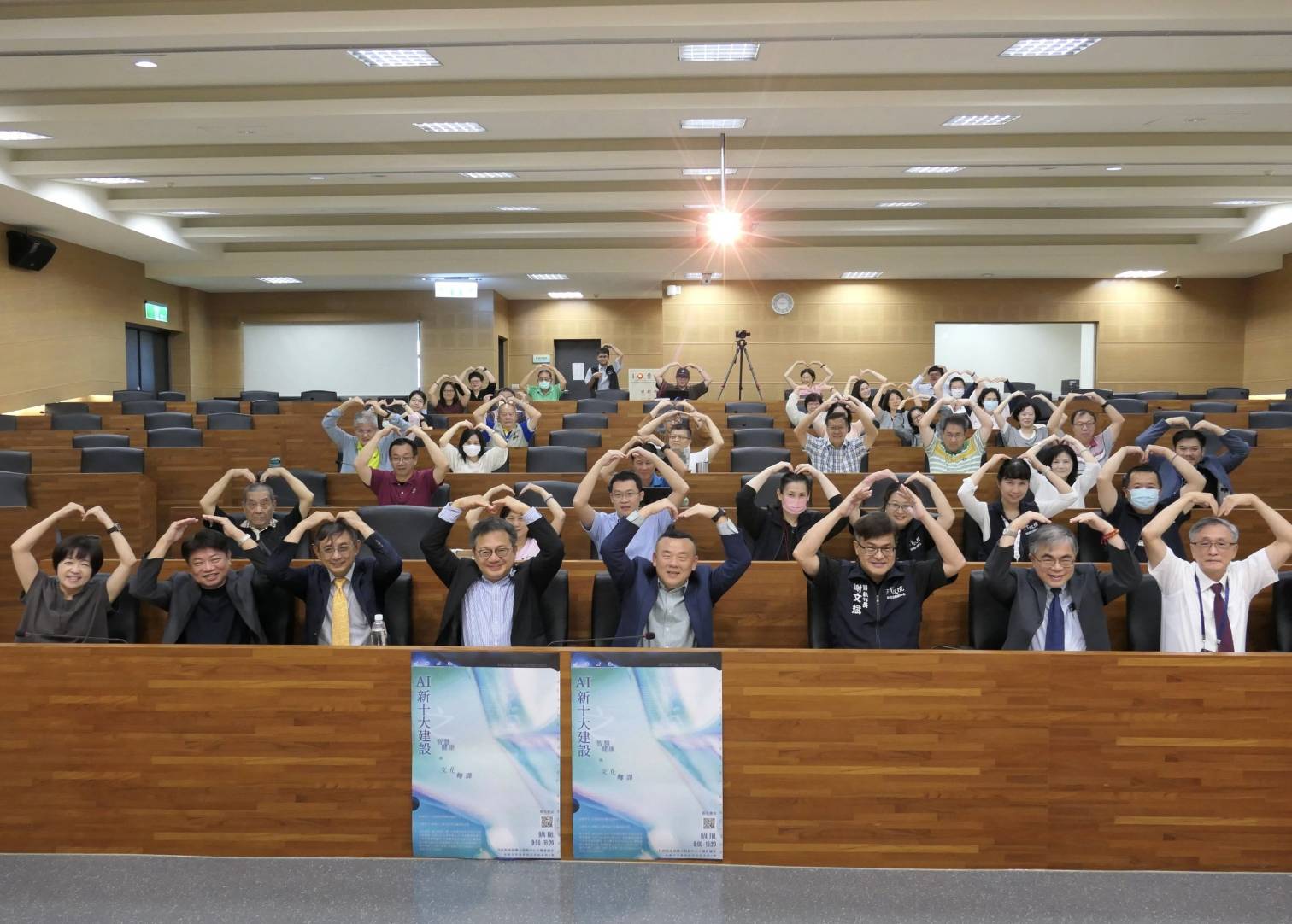 從跌倒預警到全民捏陶 南服中心攜手產官學舉辦「AI新十大建設」論壇