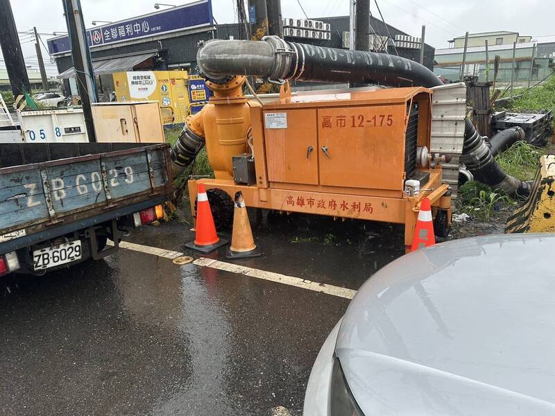 大寮驚傳積水 水利局出動「怪獸抽水機」排乾
