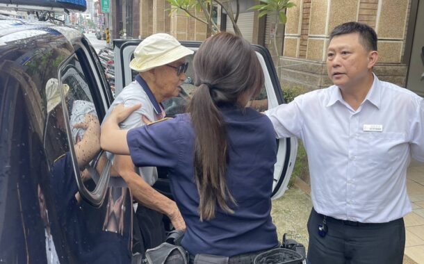 老翁身體不適倚柱難行　新興暖警即時伸援助返家