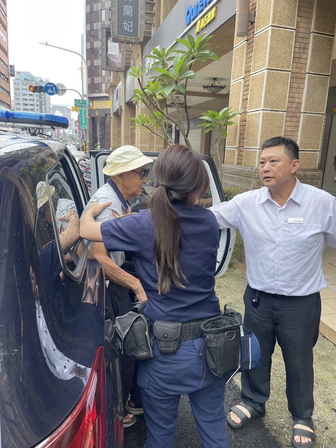 老翁身體不適倚柱難行　新興暖警即時伸援助返家