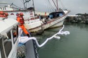 鹽埔漁港漁船滲漏油污 海巡會同相關單位迅速防堵