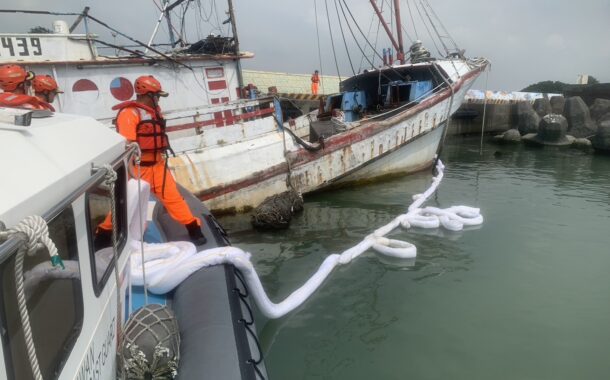 鹽埔漁港漁船滲漏油污 海巡會同相關單位迅速防堵