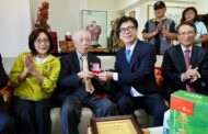 重陽節前夕 陳其邁親訪百歲人瑞贈金鎖片