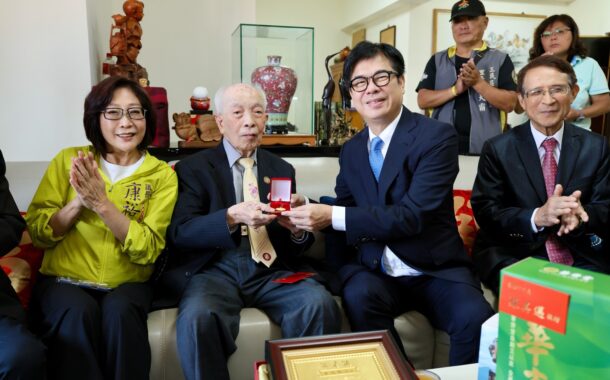 重陽節前夕 陳其邁親訪百歲人瑞贈金鎖片